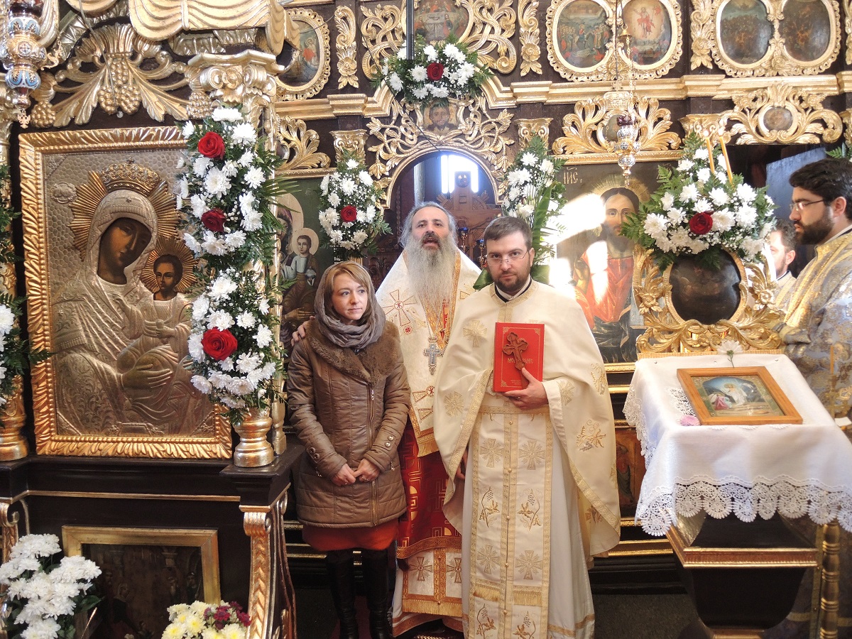 Sfântă Liturghie oficiată de IPS Părinte Mitropolit Teofan în Parohia Pietrişurile