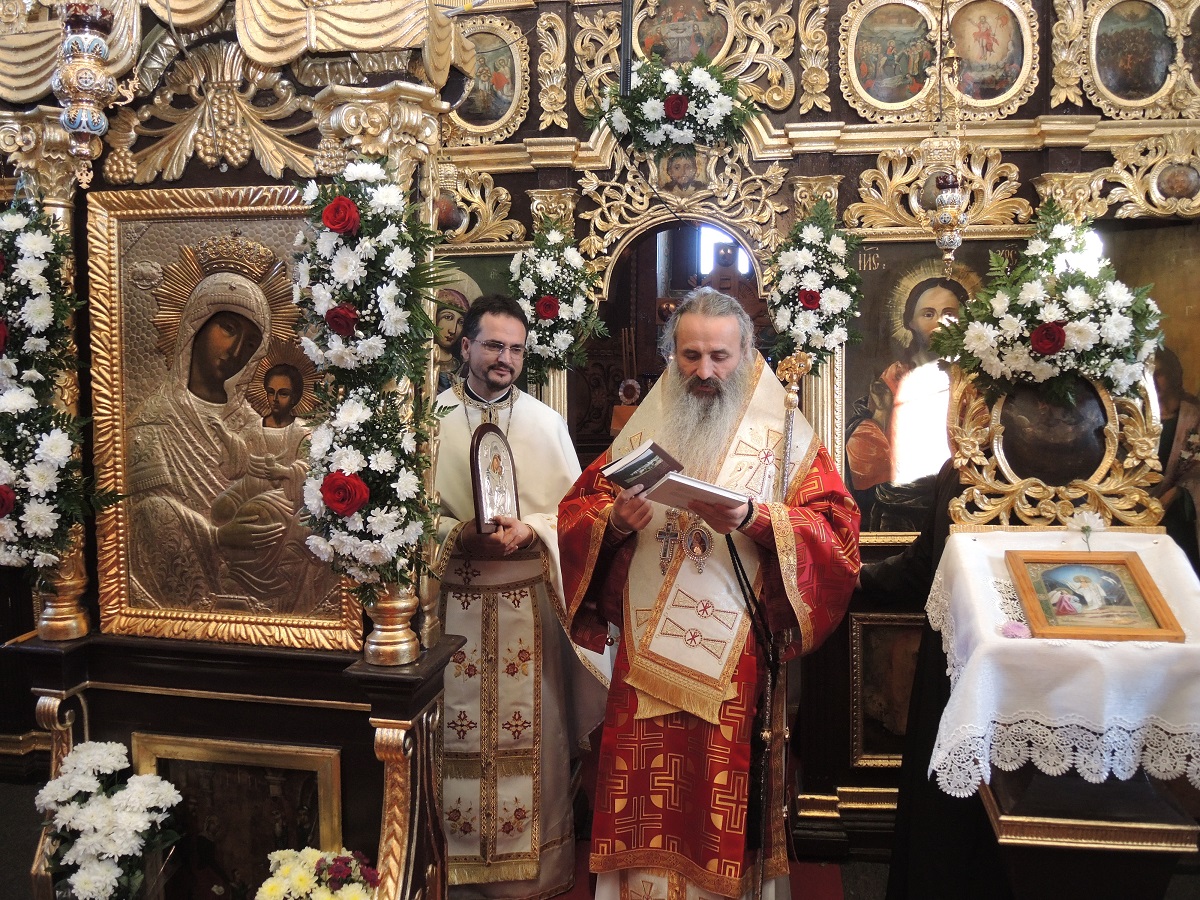 Sfântă Liturghie oficiată de IPS Părinte Mitropolit Teofan în Parohia Pietrişurile