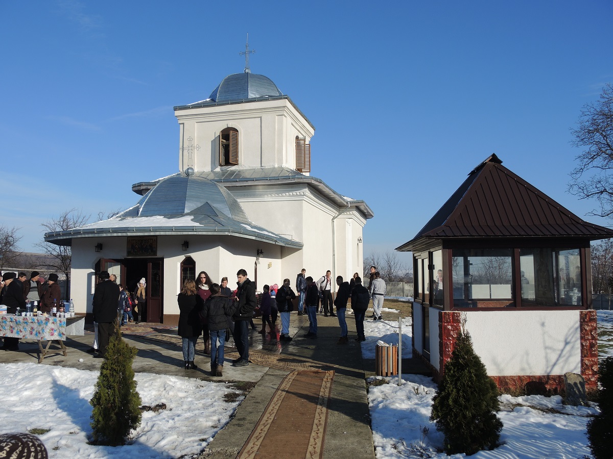 Sfântă Liturghie oficiată de IPS Părinte Mitropolit Teofan în Parohia Pietrişurile