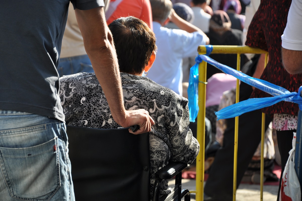 Foto: Constantin Ciofu Daruri pentru bătrâni de la şcolarii suceveni
