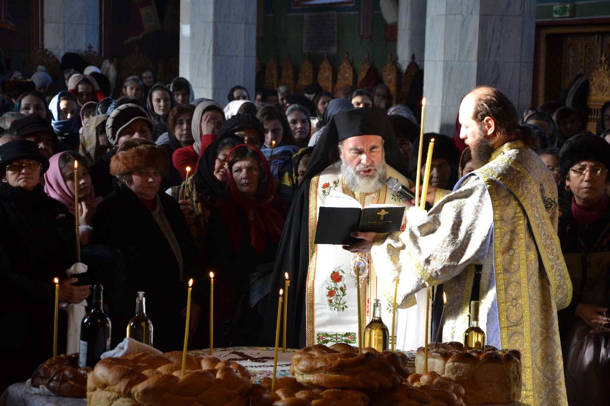 Trei ierarhi au oficiat slujba Parastasului pentru arhimandritul Victorin Oanele