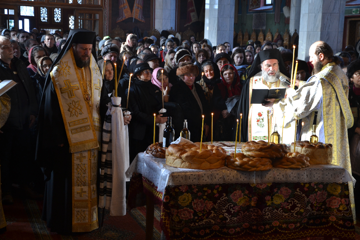 Trei ierarhi au oficiat slujba Parastasului pentru arhimandritul Victorin Oanele