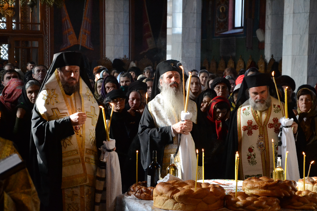 Trei ierarhi au oficiat slujba Parastasului pentru arhimandritul Victorin Oanele