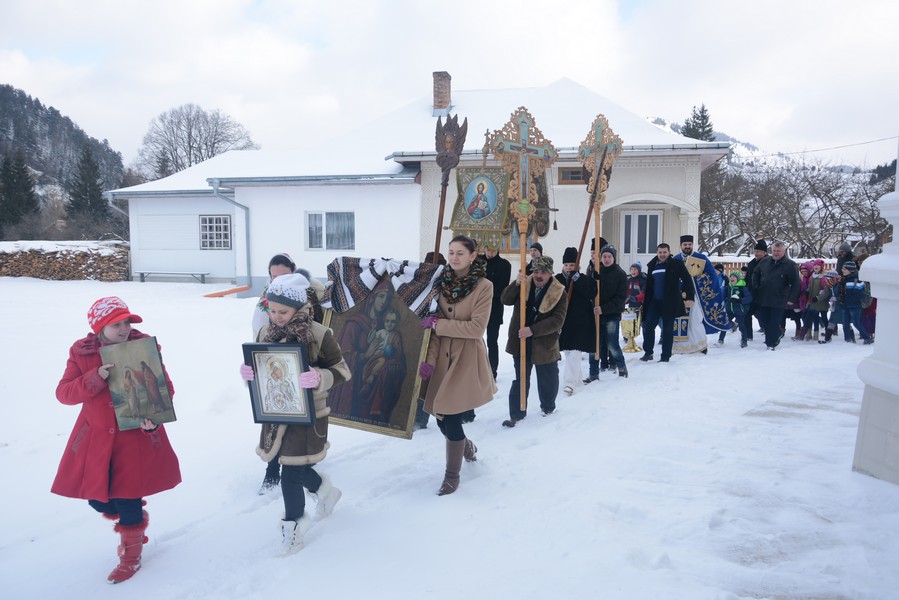 Tradiţii strămoşeşti de Bobotează la Pojorâta Tradiţii strămoşeşti de Bobotează la Pojorâta