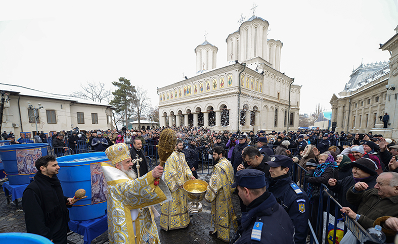 Slujba Bobotezei pe cuprinsul Patriarhiei Română văzută astăzi în 100 de imagini