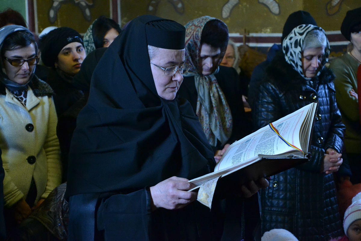 Sfinţii Atanasie şi Chiril, cinstiți prin Liturghie arhierească (GALERIE FOTO)