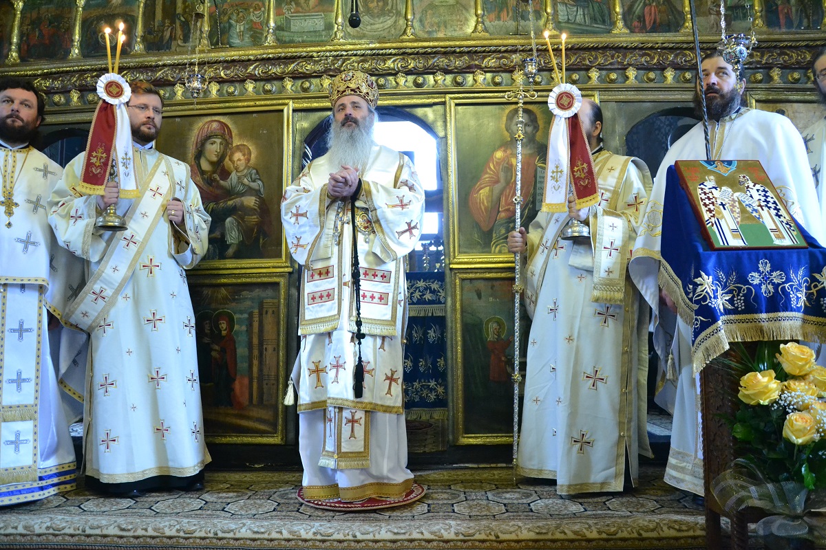 Sfinţii Atanasie şi Chiril, cinstiți prin Liturghie arhierească (GALERIE FOTO)