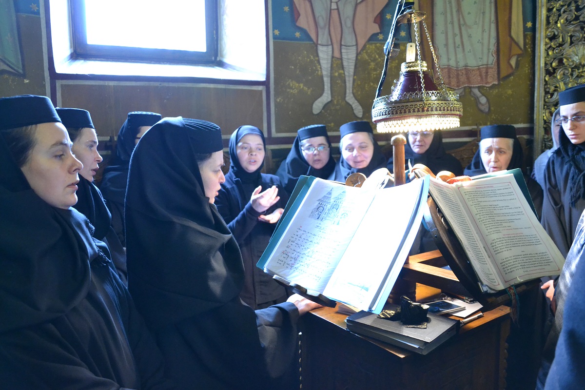 Sfinţii Atanasie şi Chiril, cinstiți prin Liturghie arhierească (GALERIE FOTO)