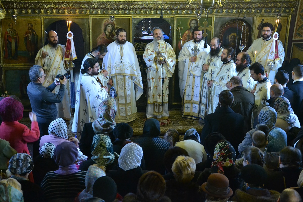 Sfinţii Atanasie şi Chiril, cinstiți prin Liturghie arhierească (GALERIE FOTO)