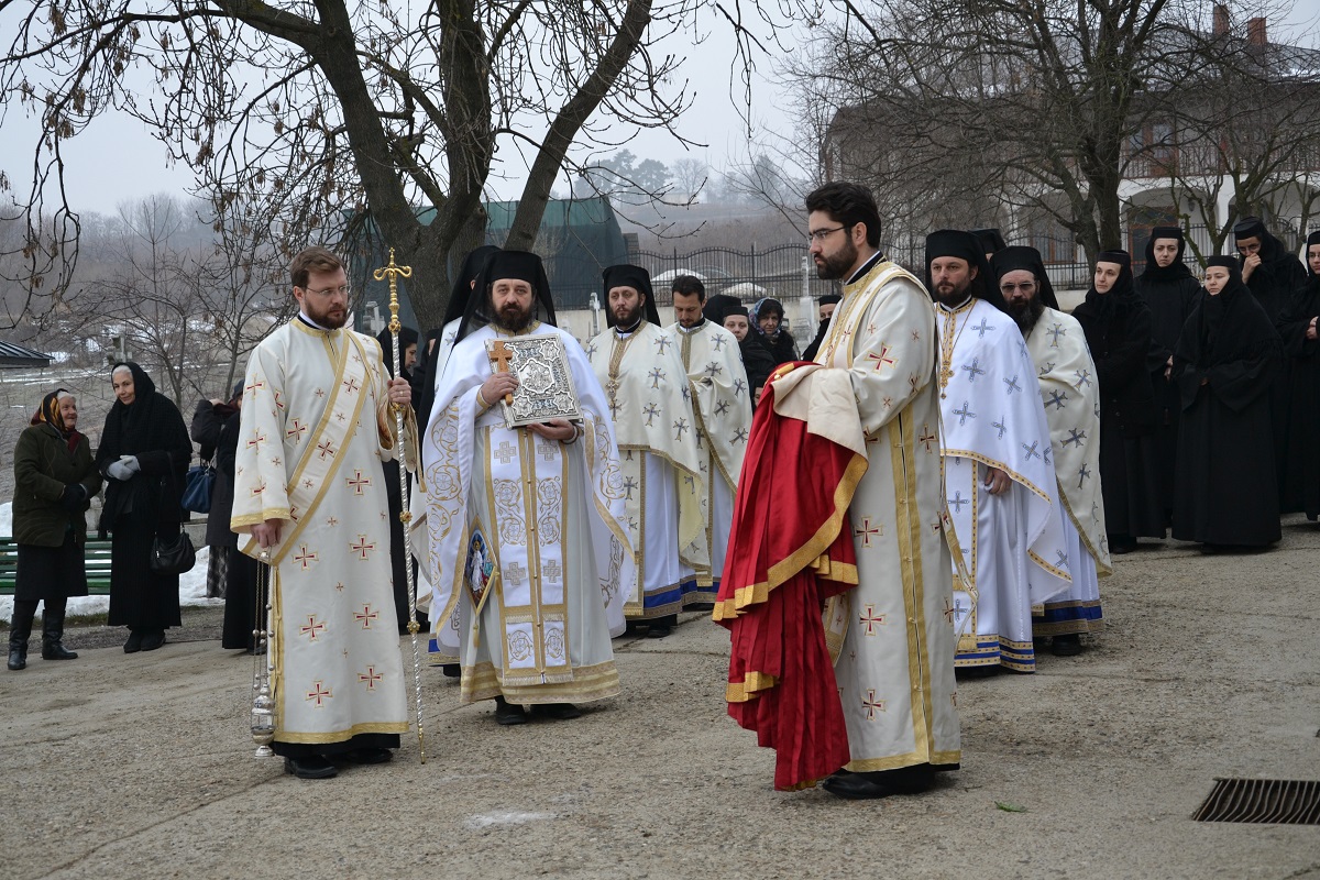 Sfinţii Atanasie şi Chiril, cinstiți prin Liturghie arhierească (GALERIE FOTO)
