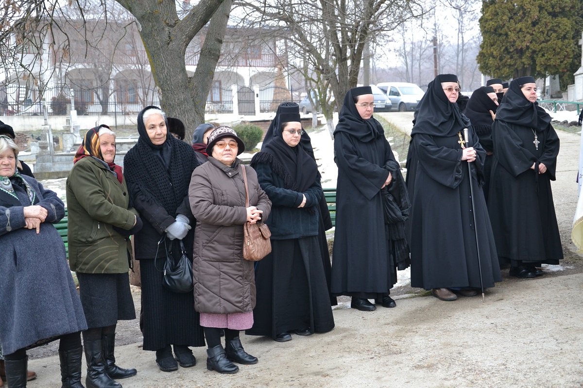 Sfinţii Atanasie şi Chiril, cinstiți prin Liturghie arhierească (GALERIE FOTO)