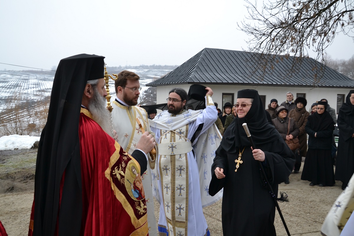 Sfinţii Atanasie şi Chiril, cinstiți prin Liturghie arhierească (GALERIE FOTO)