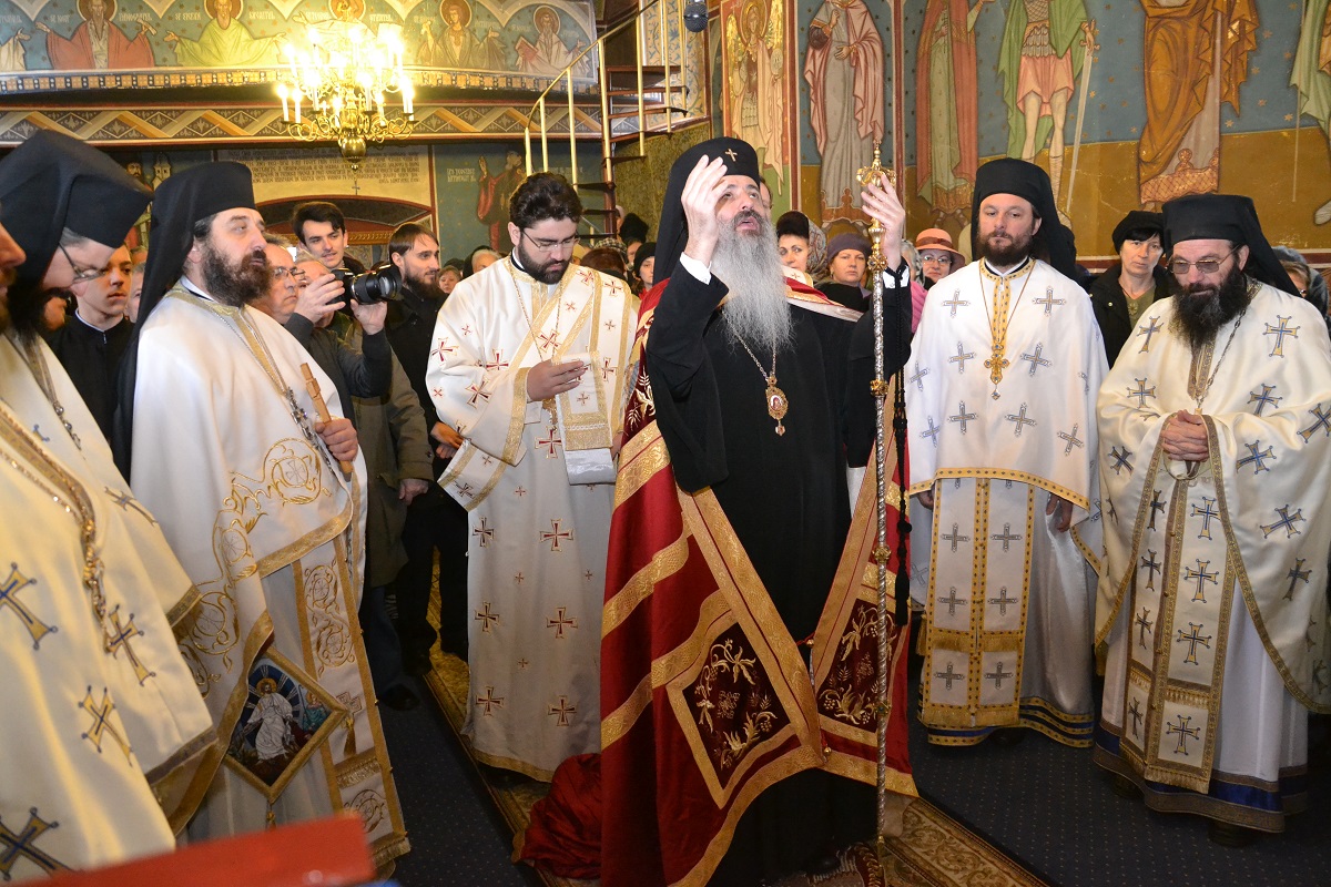 Sfinţii Atanasie şi Chiril, cinstiți prin Liturghie arhierească (GALERIE FOTO)