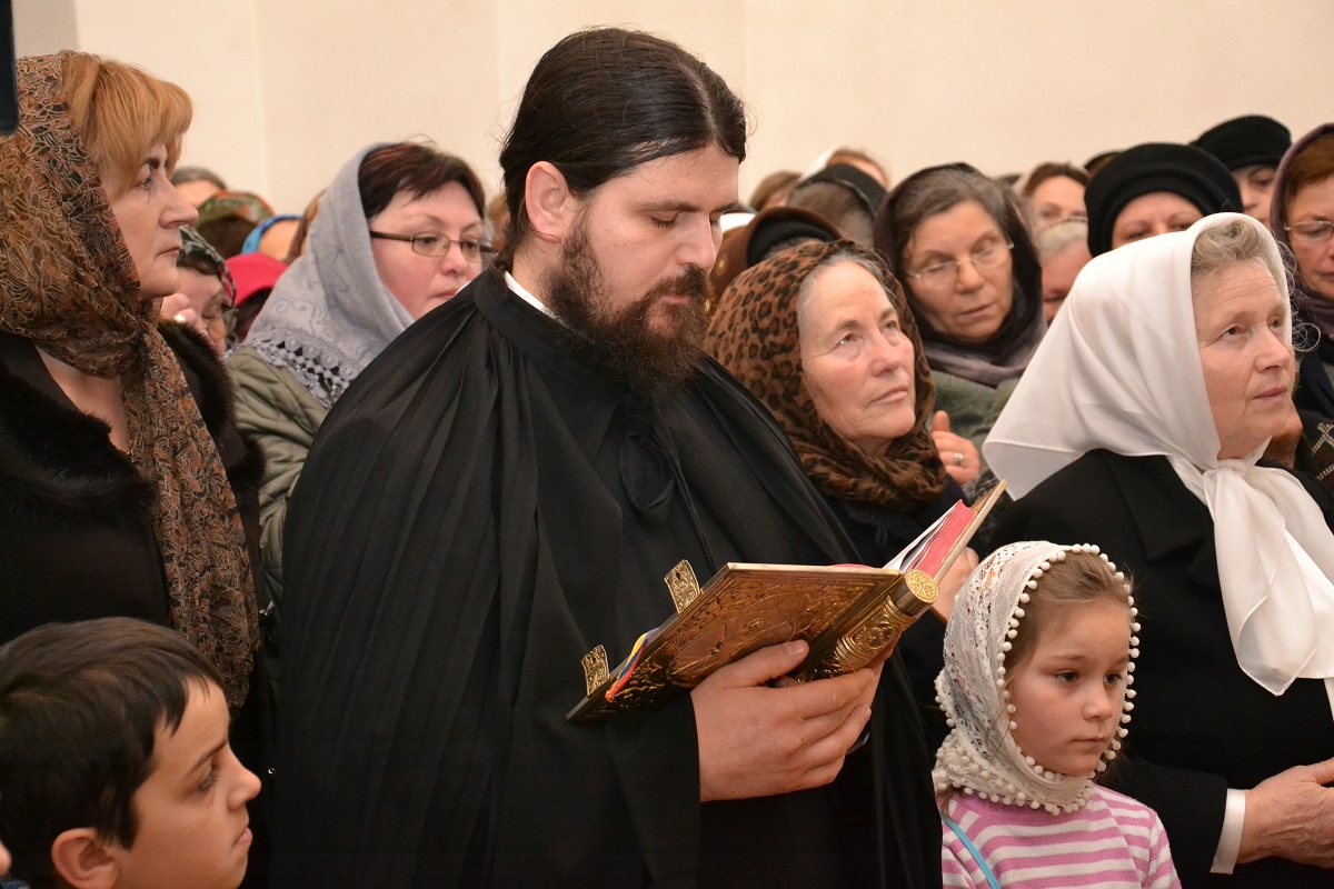 Hram şi hirotesie întru arhimandrit la Mănăstirea Zosin Hram şi hirotesie întru arhimandrit la Mănăstirea Zosin