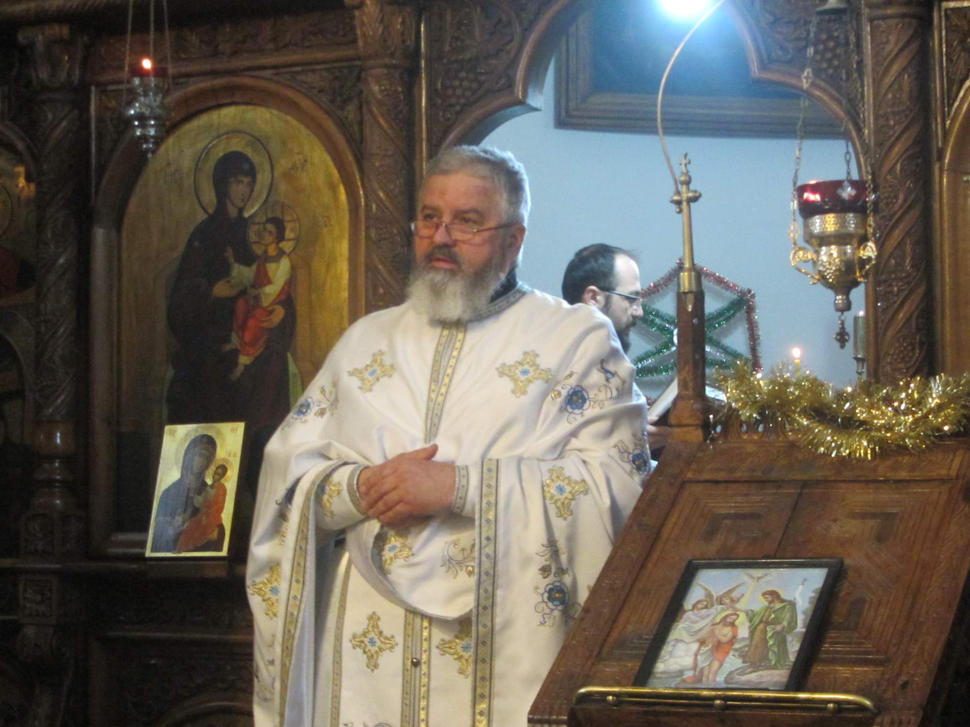 În ziua Epifaniei, gerul Bobotezei a pălit în faţa căldurii din sufletele credincioşilor Parohiei Toma Cozma din Iaşi