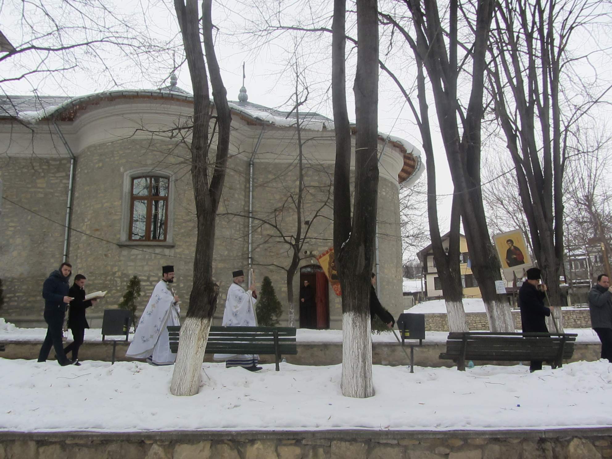 În ziua Epifaniei, gerul Bobotezei a pălit în faţa căldurii din sufletele credincioşilor Parohiei Toma Cozma din Iaşi