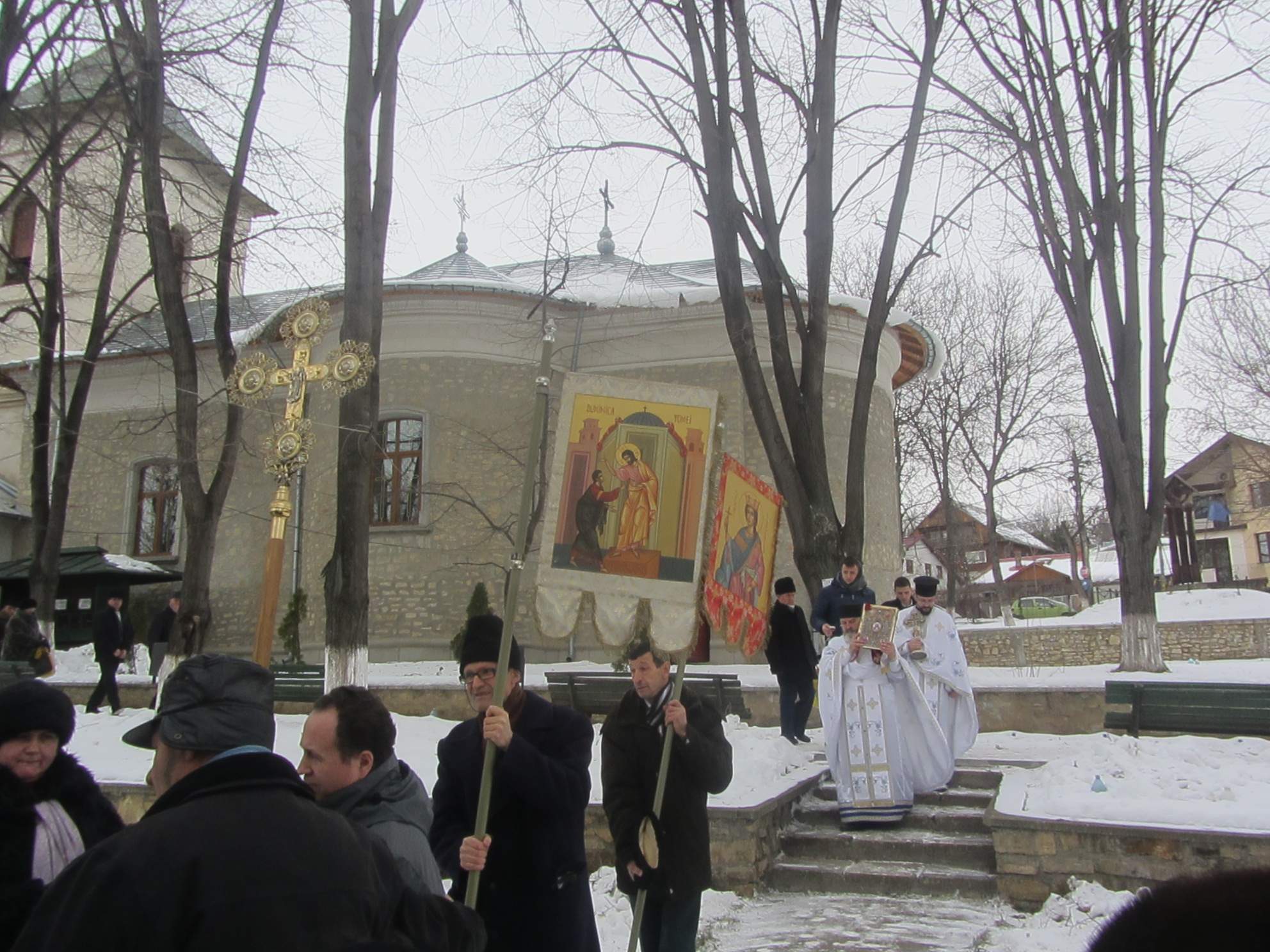 În ziua Epifaniei, gerul Bobotezei a pălit în faţa căldurii din sufletele credincioşilor Parohiei Toma Cozma din Iaşi