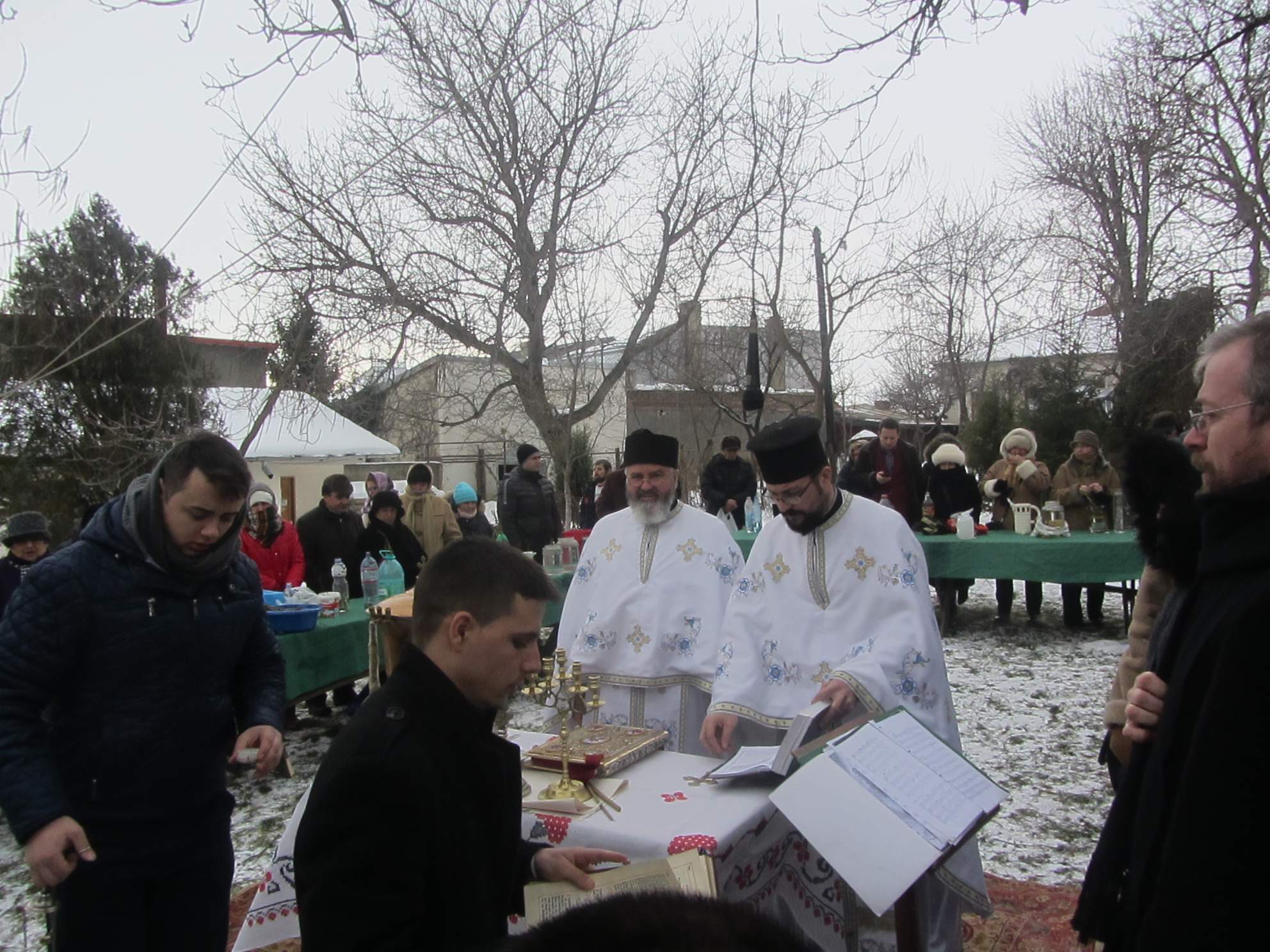 În ziua Epifaniei, gerul Bobotezei a pălit în faţa căldurii din sufletele credincioşilor Parohiei Toma Cozma din Iaşi