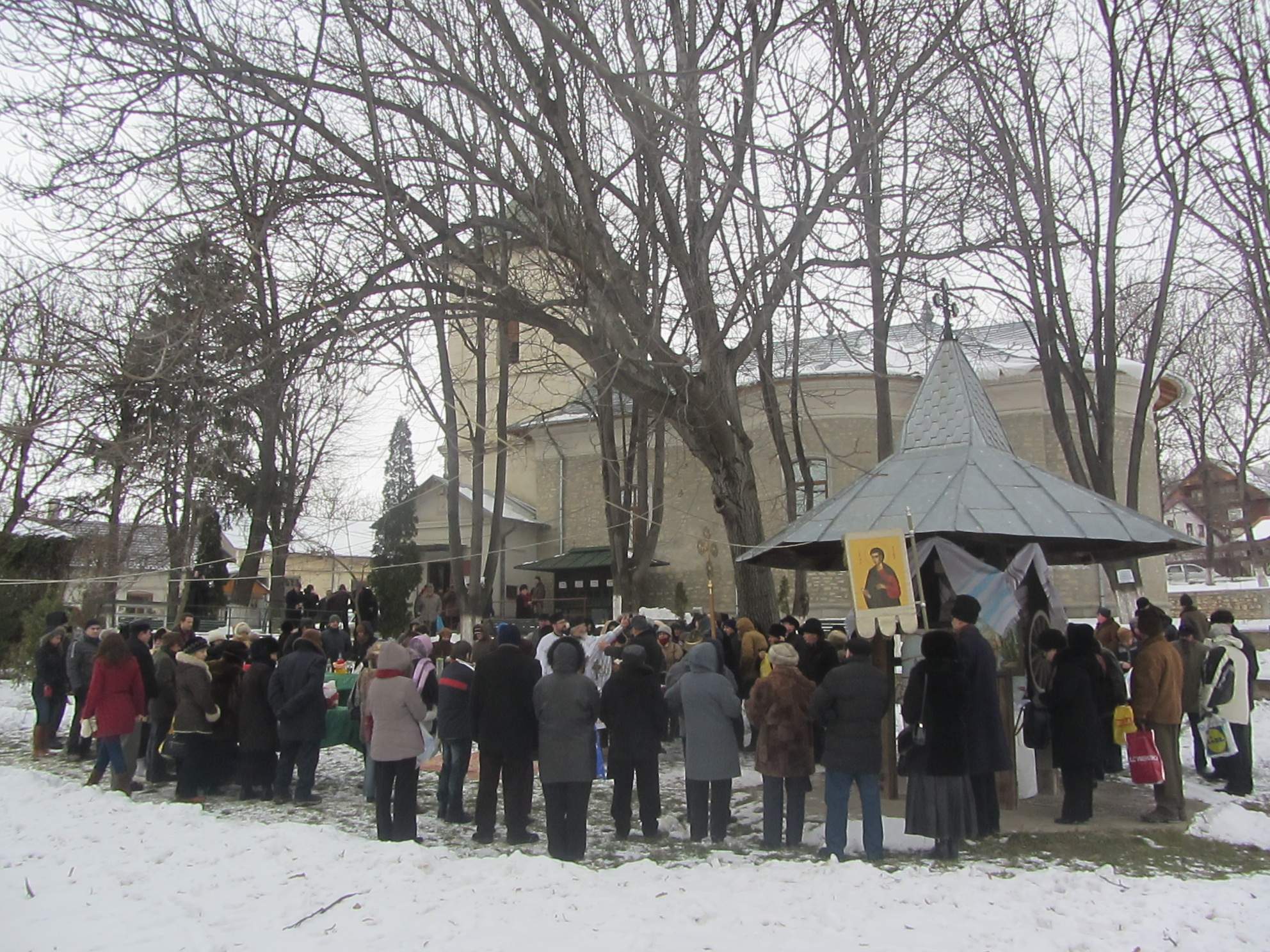 În ziua Epifaniei, gerul Bobotezei a pălit în faţa căldurii din sufletele credincioşilor Parohiei Toma Cozma din Iaşi