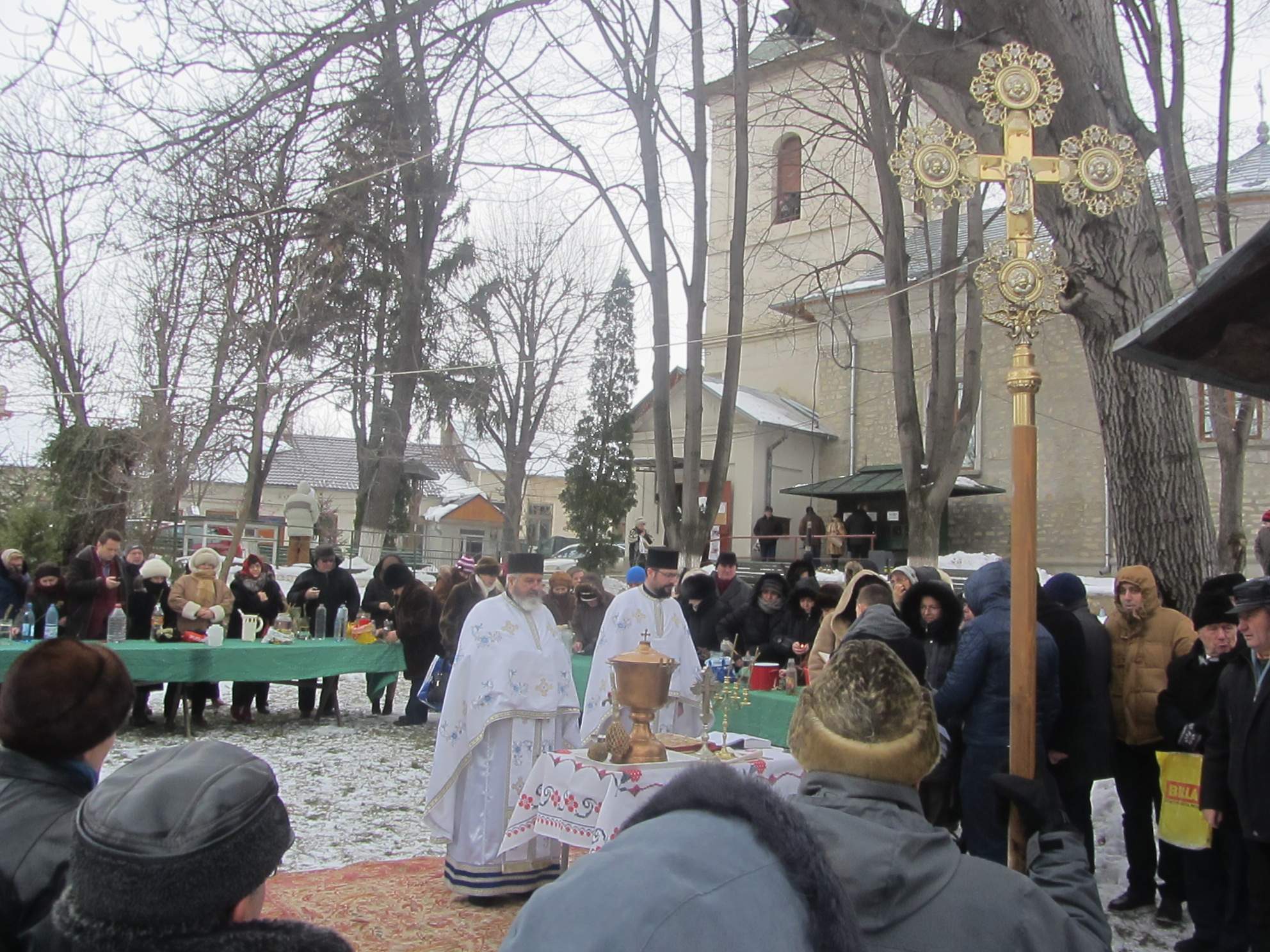 În ziua Epifaniei, gerul Bobotezei a pălit în faţa căldurii din sufletele credincioşilor Parohiei Toma Cozma din Iaşi