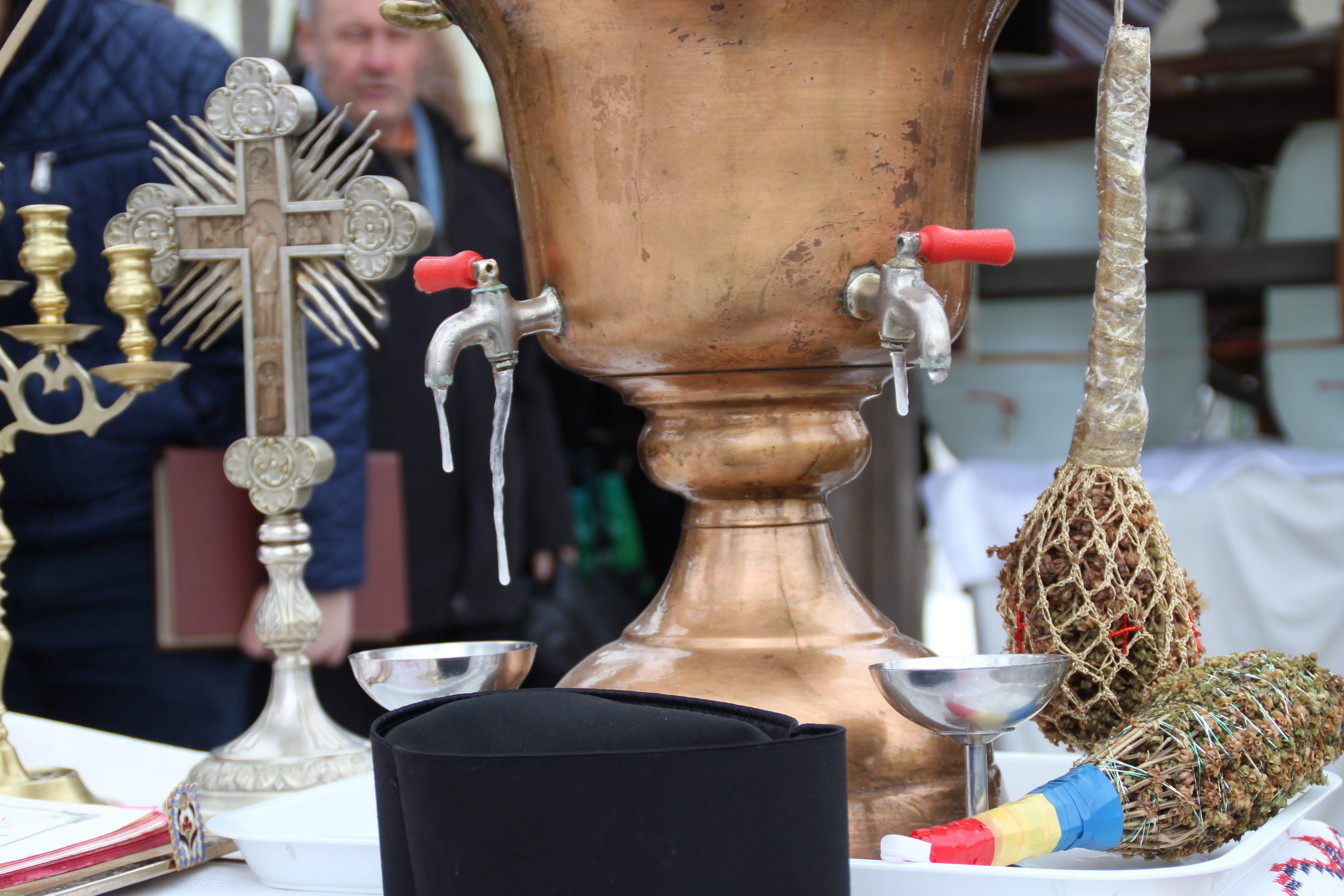 În ziua Epifaniei, gerul Bobotezei a pălit în faţa căldurii din sufletele credincioşilor Parohiei Toma Cozma din Iaşi