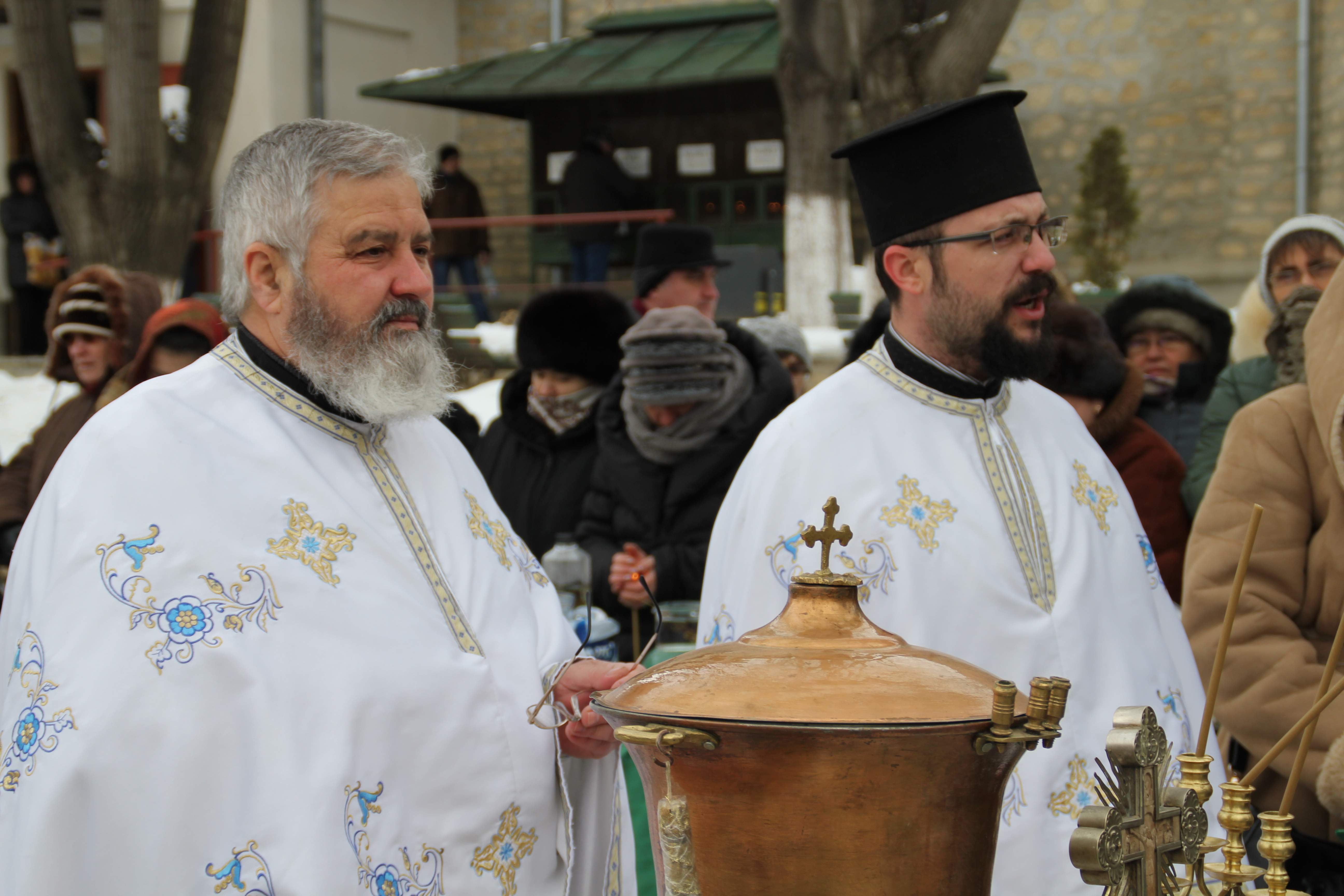 În ziua Epifaniei, gerul Bobotezei a pălit în faţa căldurii din sufletele credincioşilor Parohiei Toma Cozma din Iaşi