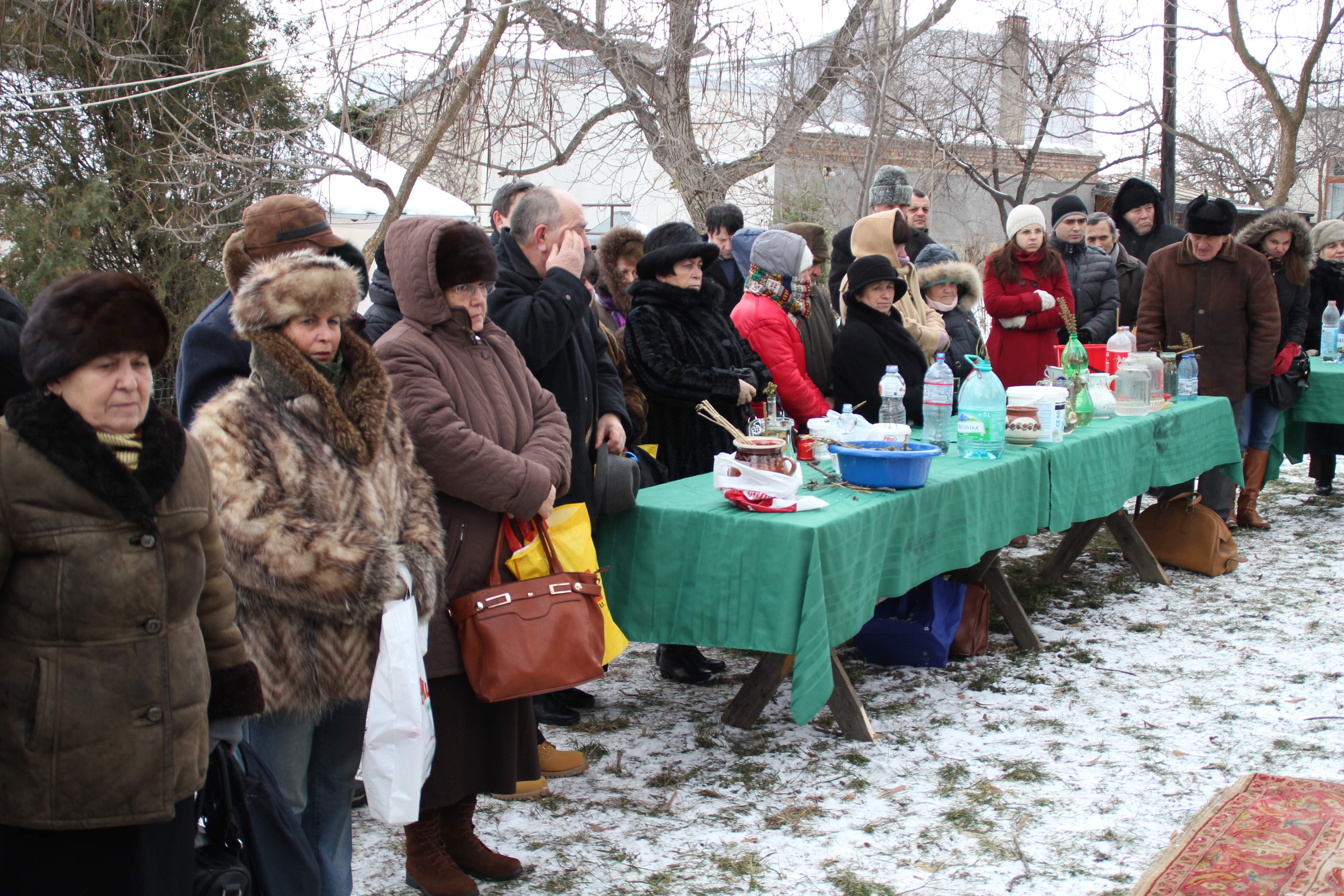 În ziua Epifaniei, gerul Bobotezei a pălit în faţa căldurii din sufletele credincioşilor Parohiei Toma Cozma din Iaşi
