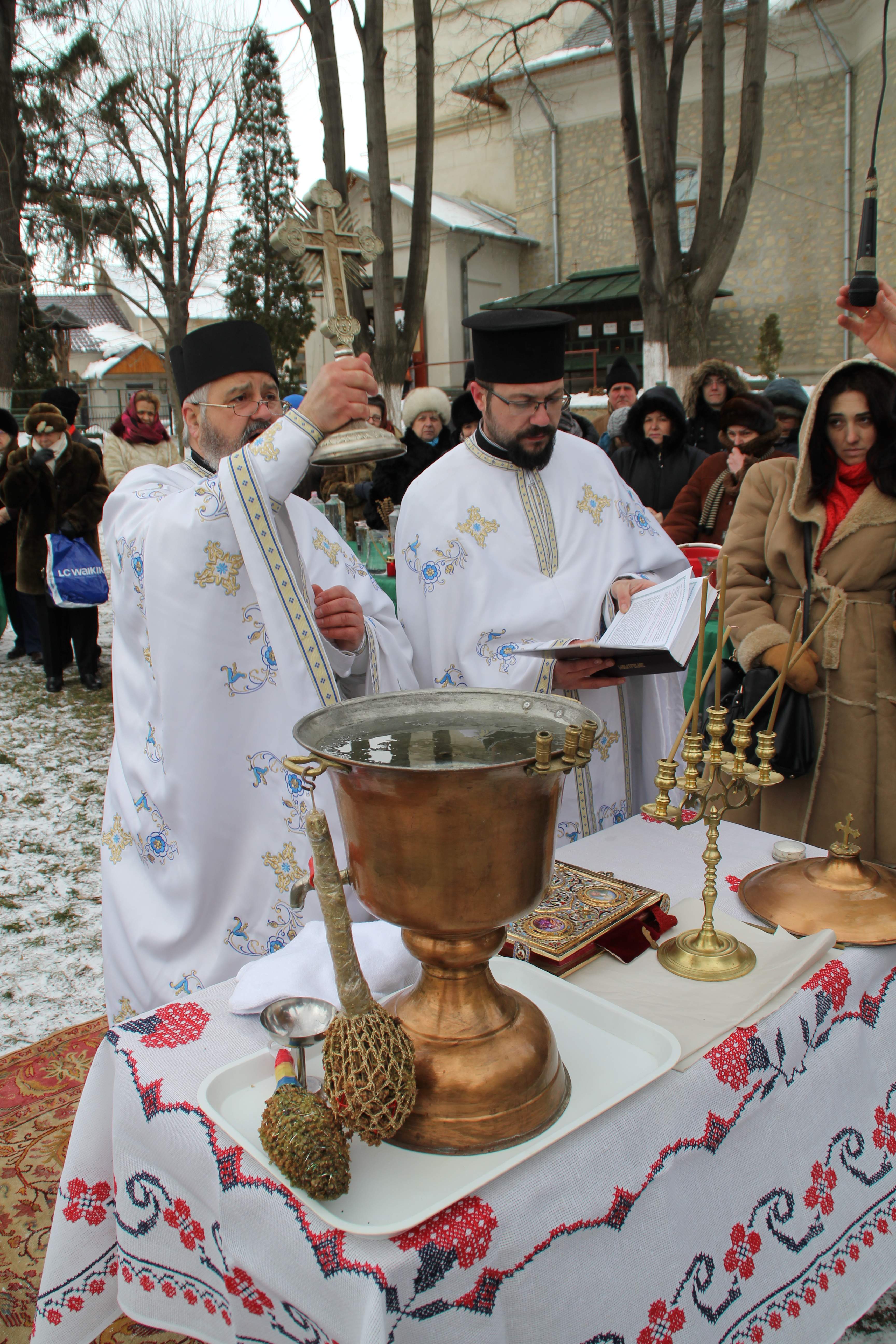 În ziua Epifaniei, gerul Bobotezei a pălit în faţa căldurii din sufletele credincioşilor Parohiei Toma Cozma din Iaşi