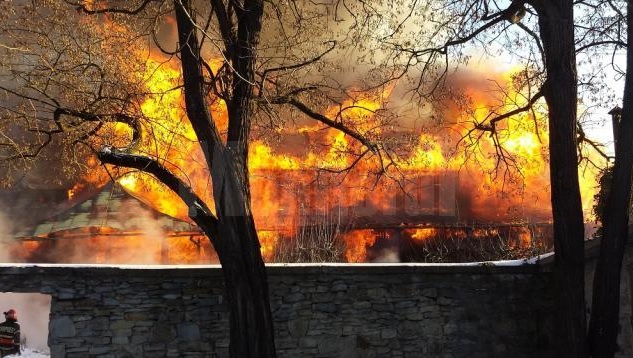 Centrul eparhial şi seminarul din Suceava, distruse în urma unui incendiu