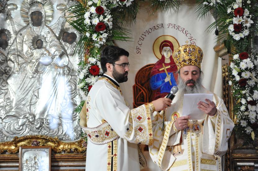 „Pregătiţi calea Domnului, drepte faceţi cărările Lui” - Cuvântul Înaltpreasfințitului Teofan la întronizarea Înaltpreasfințitului Ioachim ca Arhiepiscop al Romanului și Bacăului