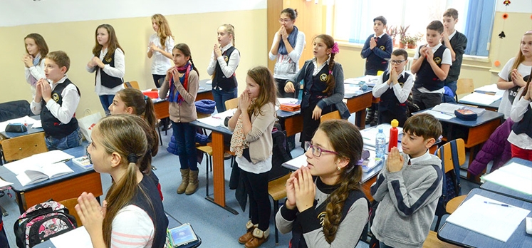 Curtea Constituţională recunoaşte importanţa orei de Religie şi implicit încurajează participarea elevilor la aceasta