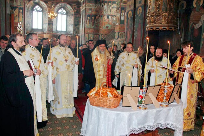 Parastas pentru Arhiepiscopul Eftimie, la Roman