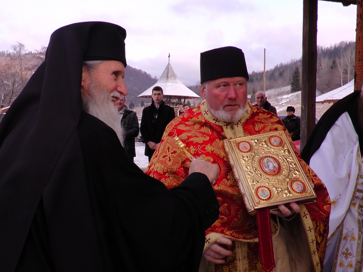 Liturghie arhierească la schitul sucevean cu şapte vieţuitori Liturghie arhierească la schitul sucevean cu şapte vieţuitori