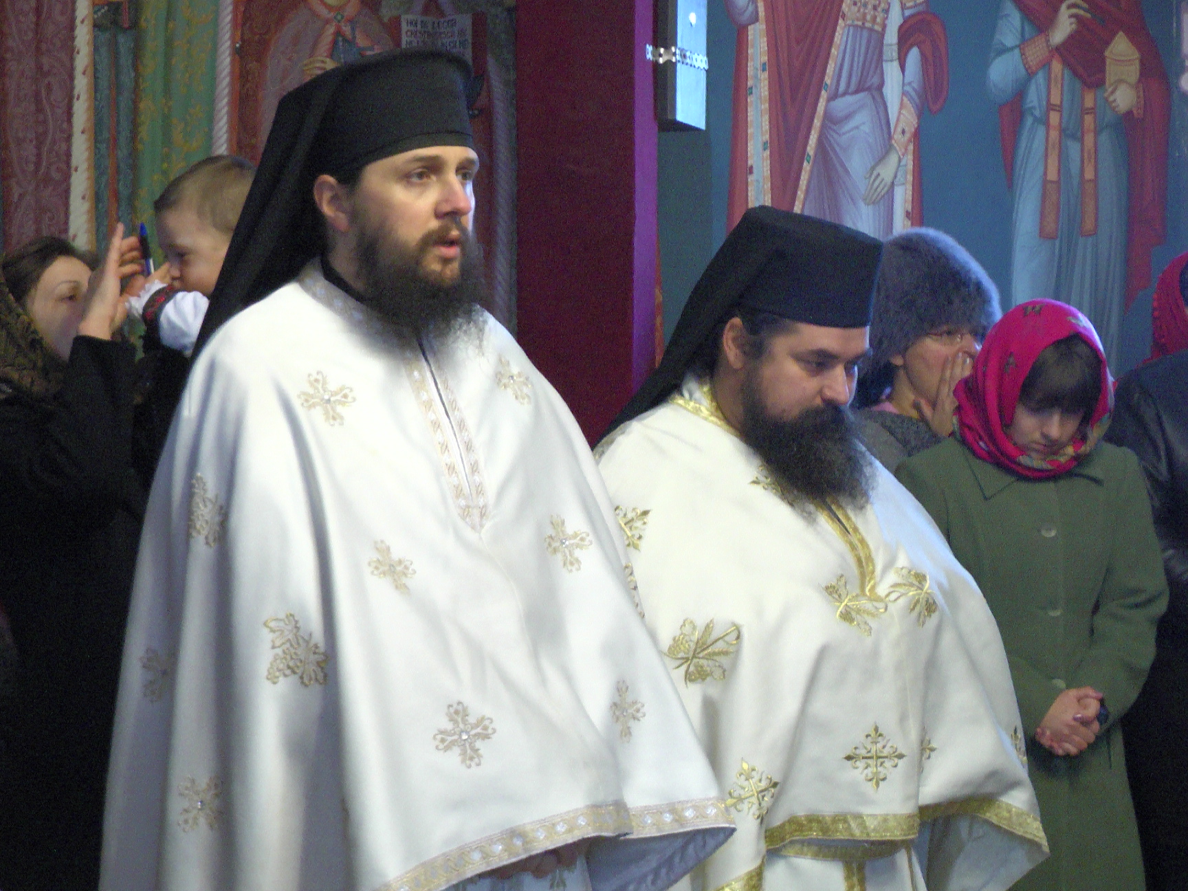 Liturghie arhierească la schitul sucevean cu şapte vieţuitori