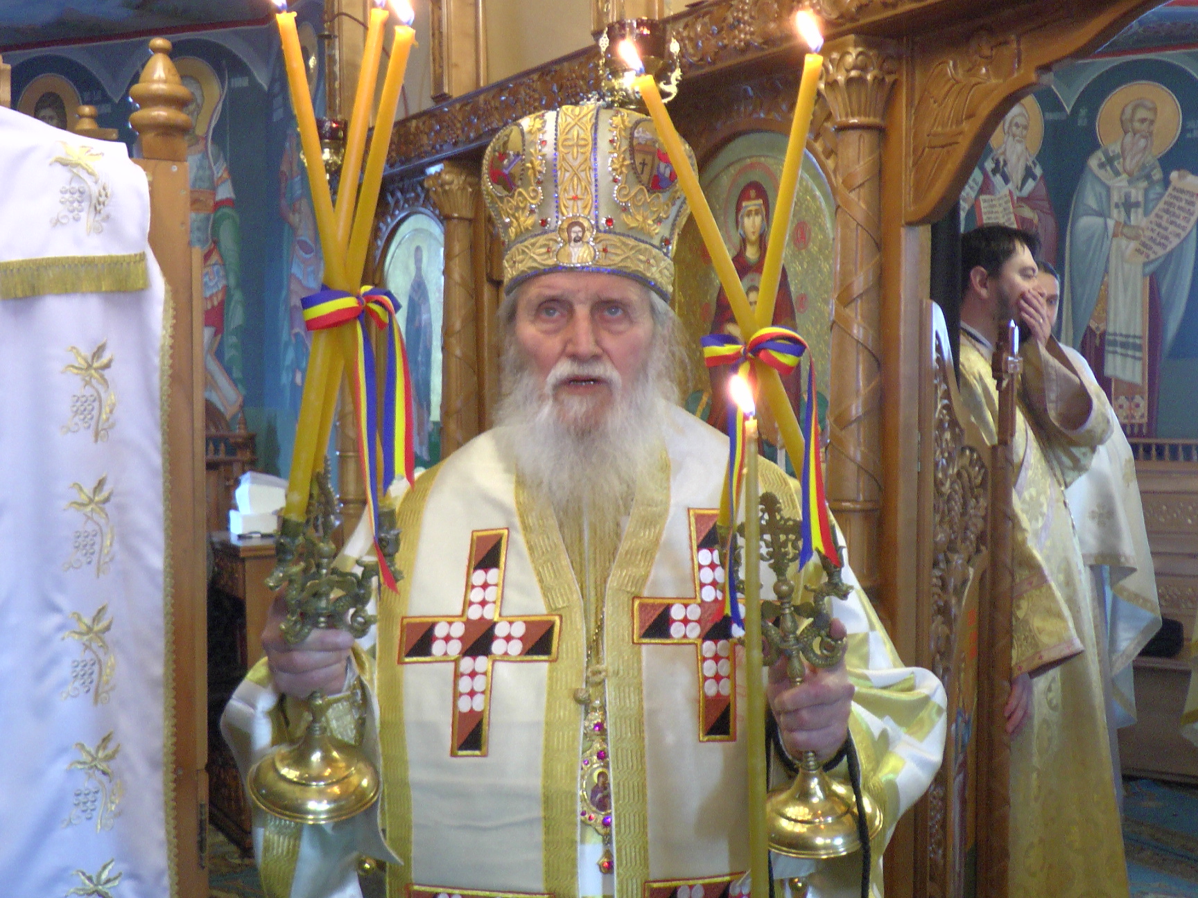Liturghie arhierească la schitul sucevean cu şapte vieţuitori
