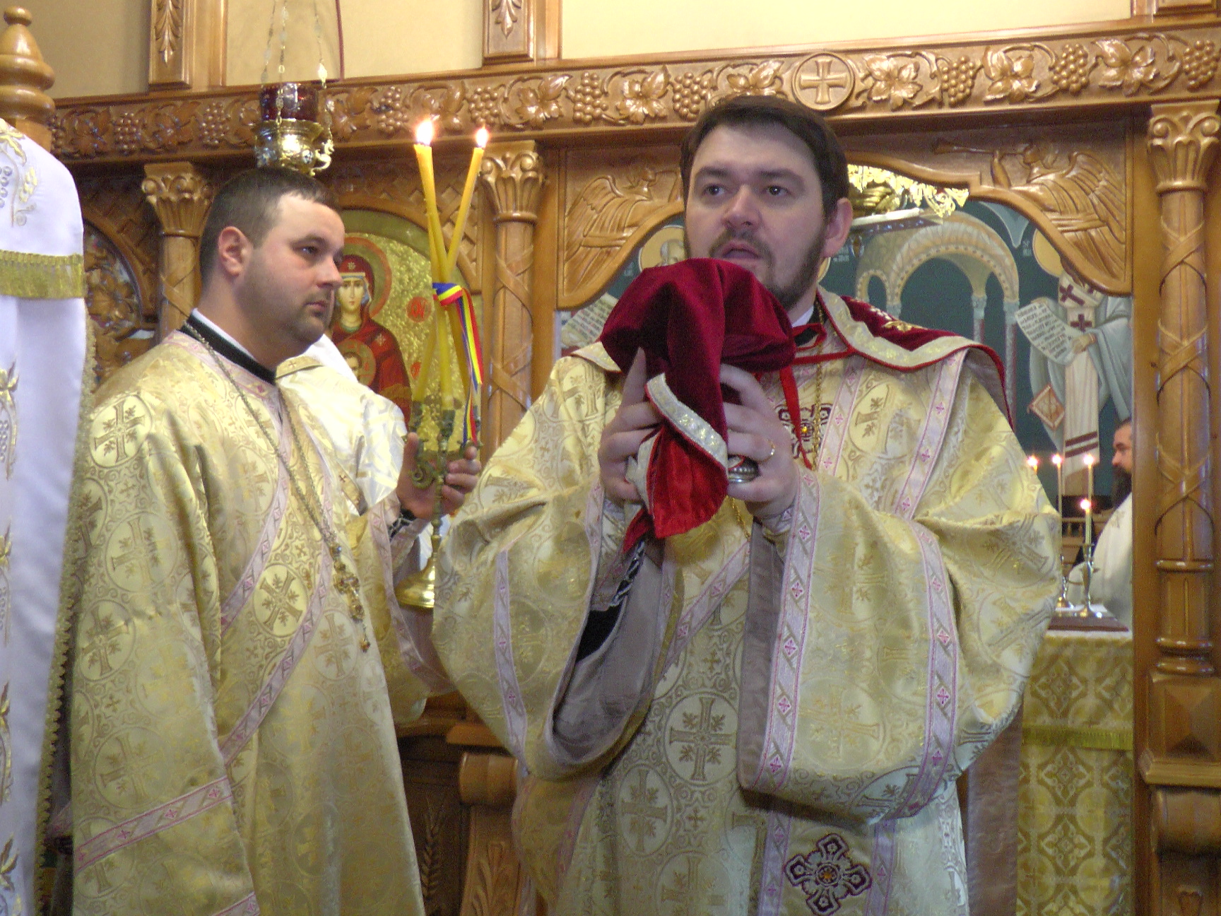 Liturghie arhierească la schitul sucevean cu şapte vieţuitori