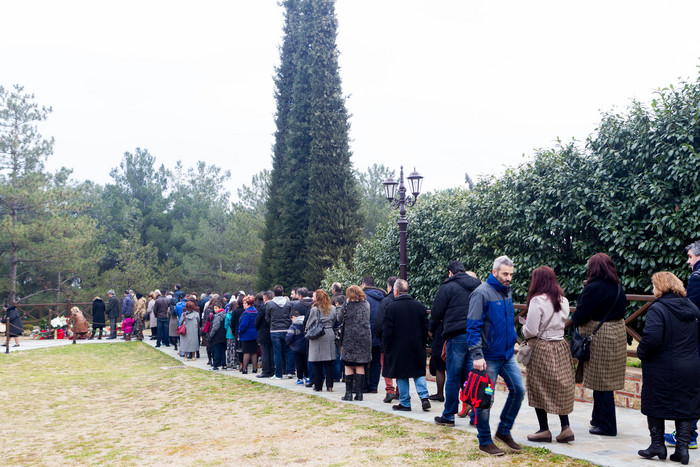 Tot mai mulţi pelerini merg să se închine la mormântul Sfântului Paisie Aghioritul