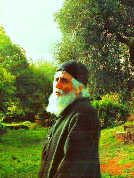 Tot mai mulţi pelerini merg să se închine la mormântul Sfântului Paisie Aghioritul