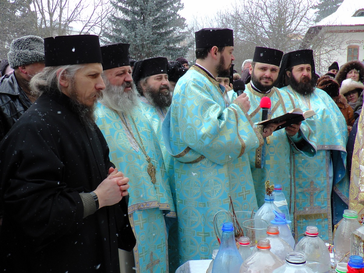 Slujbă arhierească de Bobotează, la Mănăstirea „Sfântul Ioan cel Nou” din Suceava