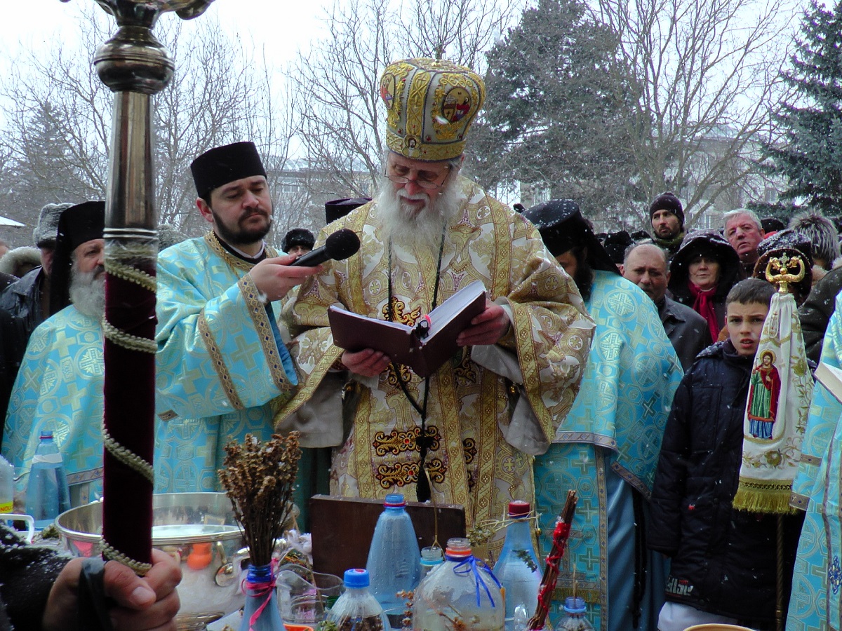 Slujbă arhierească de Bobotează, la Mănăstirea „Sfântul Ioan cel Nou” din Suceava