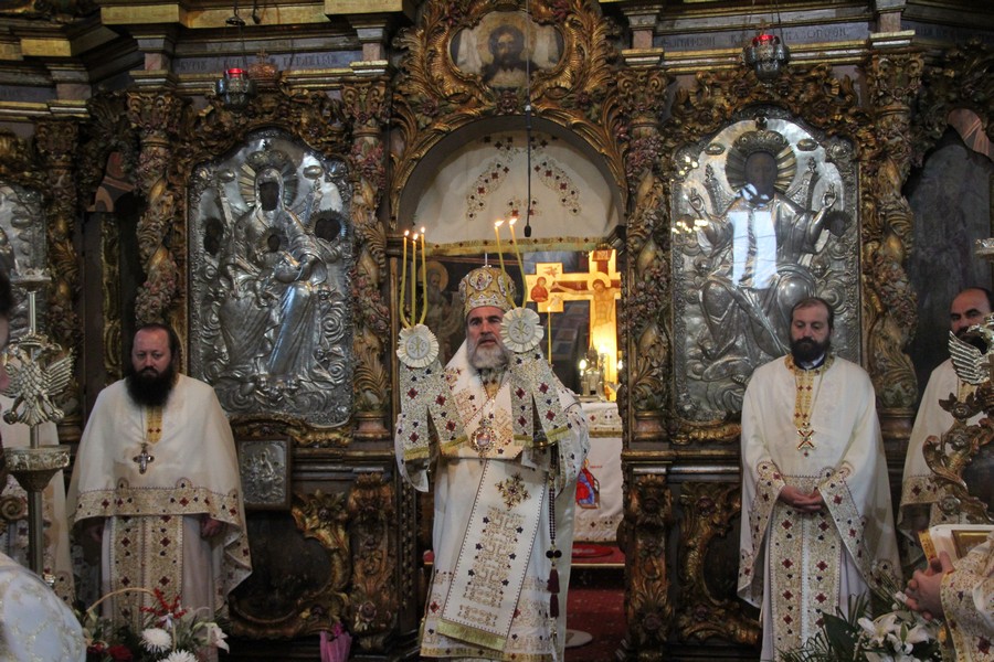 Prima zi de Crăciun la Catedrala arhiepiscopală din Roman