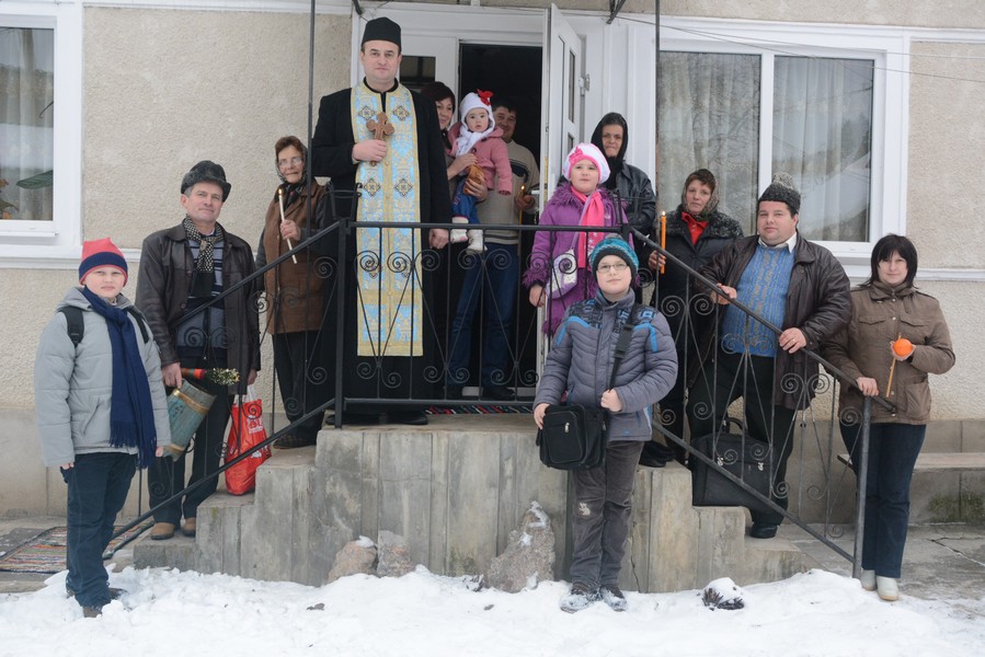 Venirea preotului, anunţată prin strigătul „Chiraleisa!“, la Sadova Venirea preotului, anunţată prin strigătul „Chiraleisa!“, la Sadova