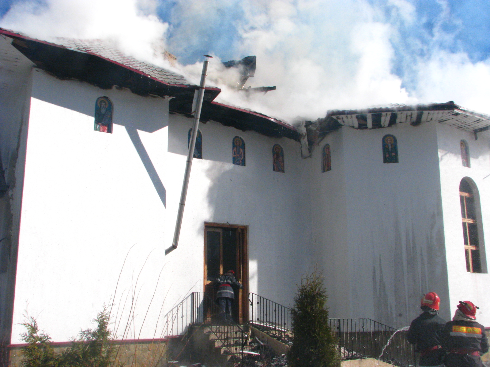 Biserica din Poiana Stampei, distrusă de un incendiu