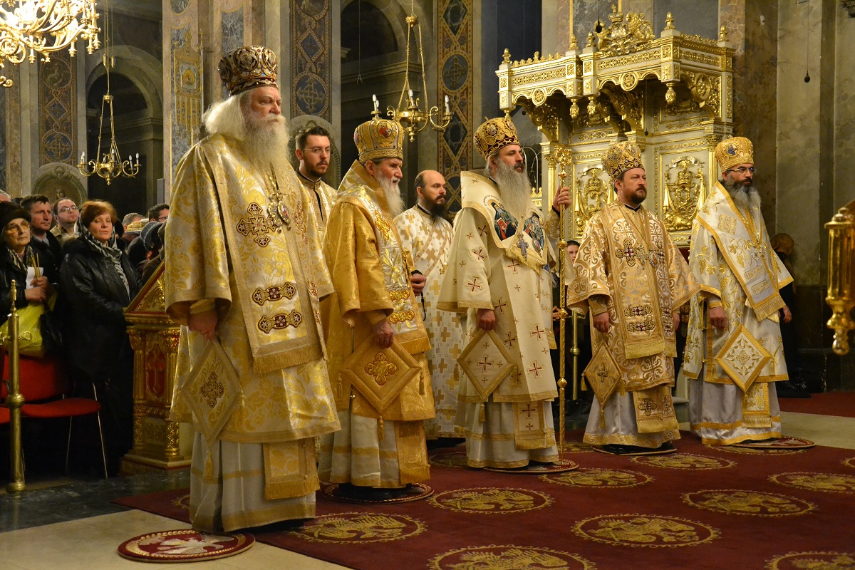 La Sfânta Liturghie au fost prezenți cinci ierarhi IPS Teofan: „Ne lipseşte simţul modestiei, capacitatea ierarhiei valorilor şi simţul măsurii“