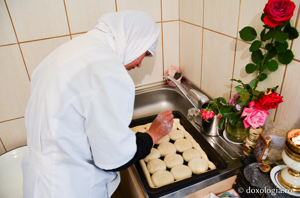 maică făcând prescuri