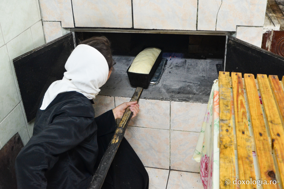 Coacerea pâinii la Mănăstirea Războieni