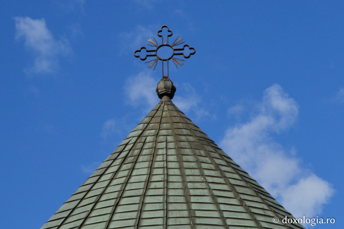 Pași în veșnicie: cimitirul Mănăstirii Războieni