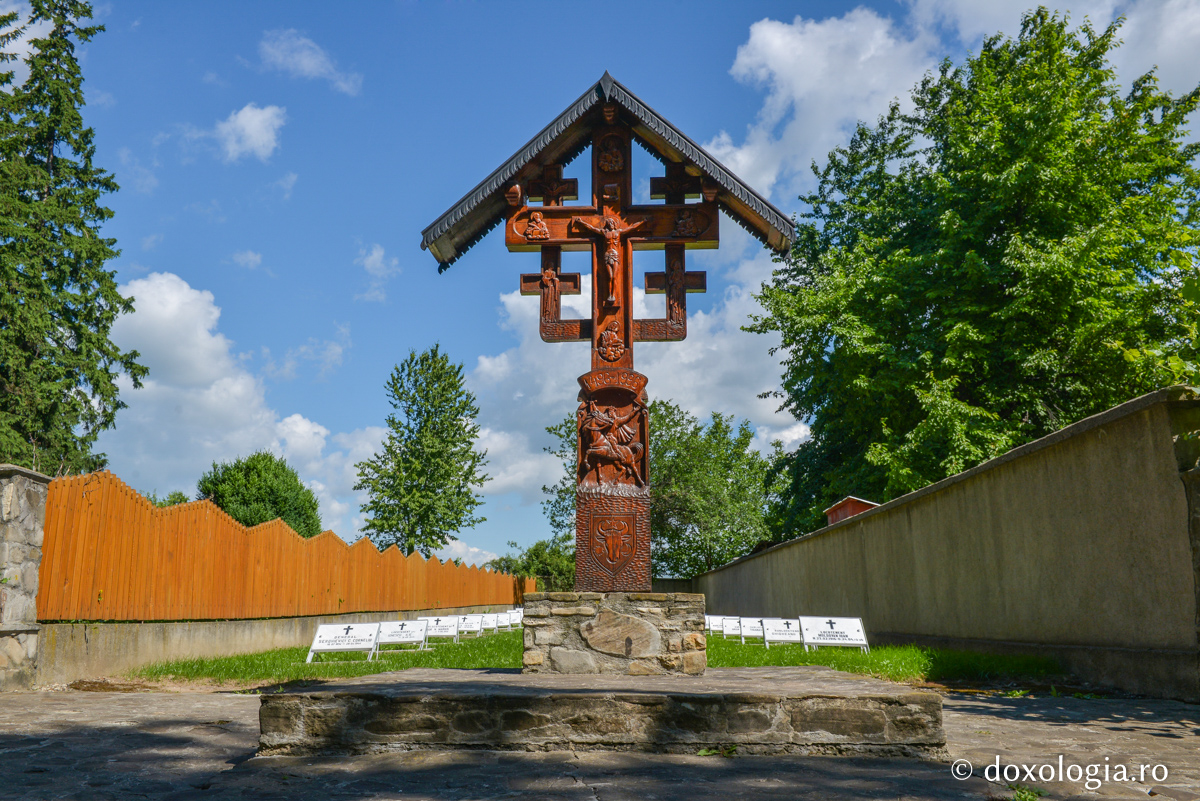 Pași în veșnicie: cimitirul Mănăstirii Războieni