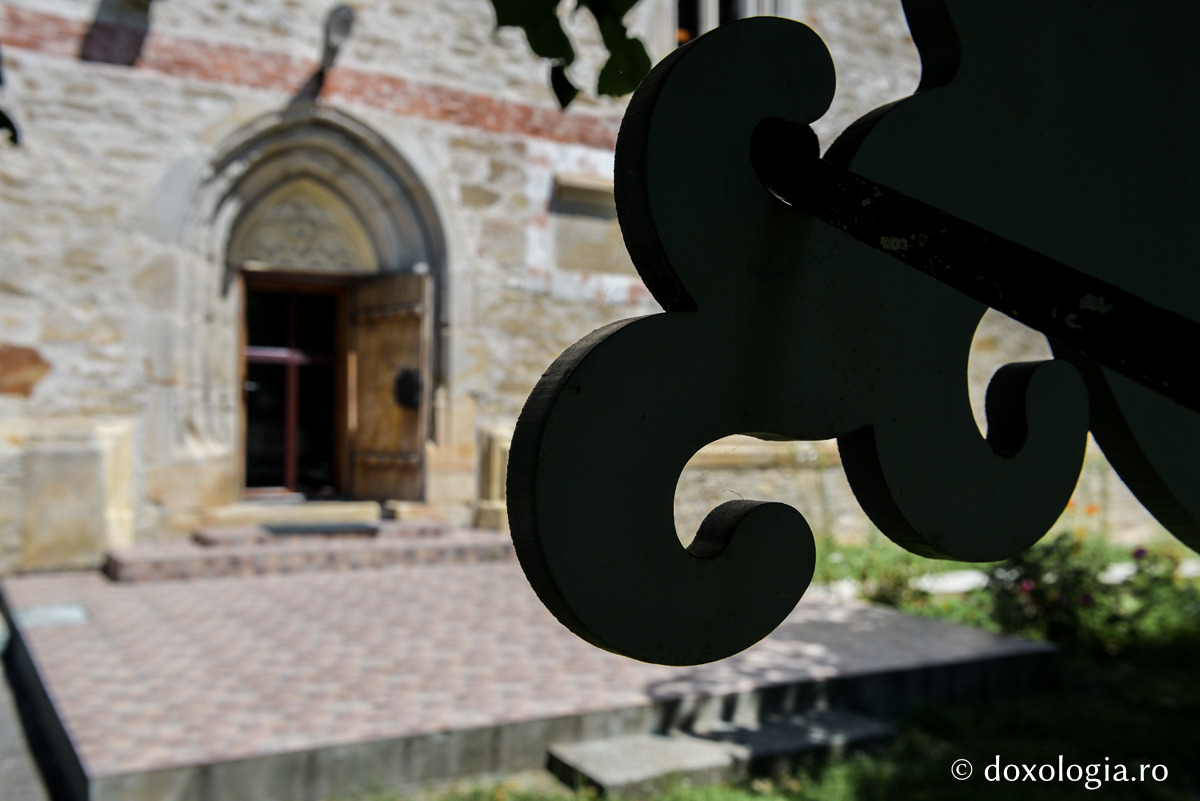 Renașterea vieții monahale de la Războieni