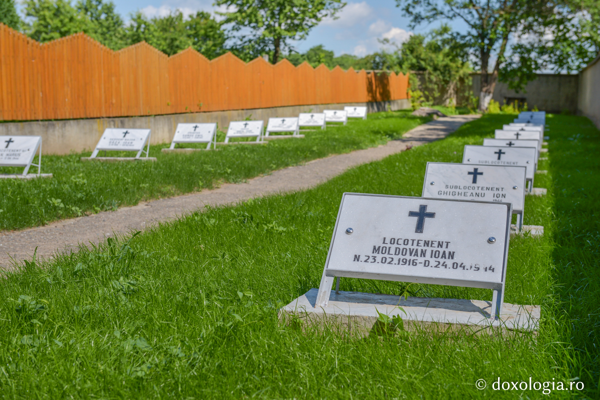 Pași în veșnicie: cimitirul Mănăstirii Războieni